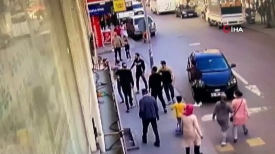 arbede -  Sokak ortasında tekmeli sopalı kavga kamerada Videosu