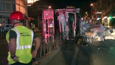 demir korkuluk -  Sürücüsünün direksiyon hakimiyetini kaybettiği kamyon tramvay yoluna devrildi Videosu