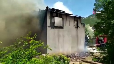 ev yangini -  Yangını söndürürken tavan çöktü, itfaiye çalışanı yaralandı Videosu