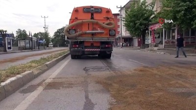  Yola dökülen hidrolik yağ sürücülere zor anlar yaşattı