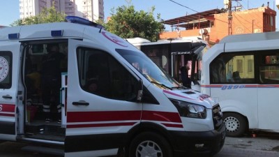sehir ici - Adana'da 5 aracın karıştığı trafik kazasında 2 kişi yaralandı Videosu