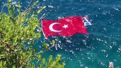 deniz polisi - ANTALYA - Dalgıçlar tarafından denizde dev bir Türk bayrağı açıldı, teknelerle kortej oluşturuldu Videosu