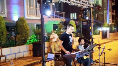AYDIN - Mahalle sakinleri, canlı müzik eşliğinde 19 Mayıs'ı kutladı