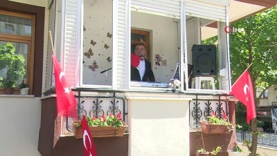 sparta -  Balkonundan verdiği 19 Mayıs konseriyle komşuları ve yoldan geçenlere müzik ziyafeti yaşattı Videosu