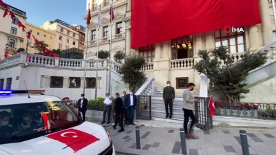 istiklal -  Beyoğlu Belediye Başkanı Yıldız, ekibi ve vatandaşlarla birlikte İstiklal Marşını okudu Videosu