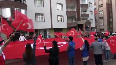  Bitlis’te Türk Bayrağı eşliğinde İstiklal Marşı etkinliği