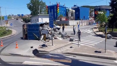 yakit tanki -  Devrilen kamyonda yüklü hurdalar yola saçıldı: 1 yaralı Videosu