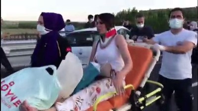sehir ici - DİYARBAKIR - Bir otobüs ve iki otomobilin karıştığı kazada 4 kişi yaralandı Videosu