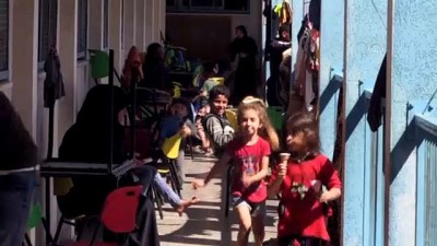 ders calis - GAZZE - İsrail'in saldırıları sebebiyle Gazze'deki yüzlerce Filistinli okullara sığındı (1) Videosu