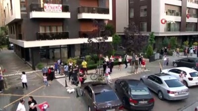 istiklal marsi -  Kadıköy'de saat 19.19'da İstiklal Marşı balkonlarda okundu Videosu
