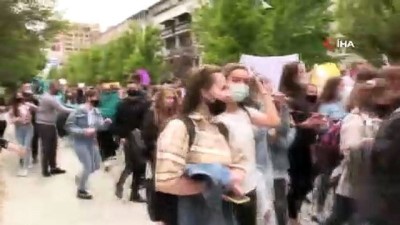 ilkogretim okulu -  - Kosova’da lise öğrencilerinden cinsel istismara karşı protesto Videosu