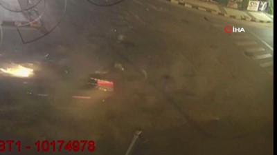  Manisa'da iki otomobilin çarpıştığı kaza kamerada