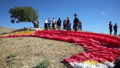 parasutcu - MARDİN - Gençler, profesyonel paraşütçüler eşliğinde, Türk ve Filistin bayraklarıyla atlayış yaptı Videosu