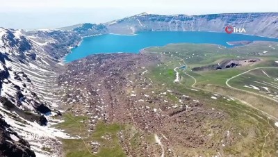 bahar havasi -  Nemrut Krater Gölü’nün doğusunda kış, batısında ise bahar havası yaşanıyor Videosu