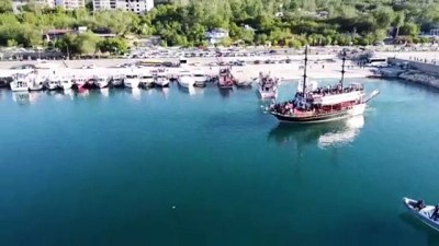 VAN - Beşiktaş taraftarları Van Gölü sahilinde şampiyonluğu kutladı