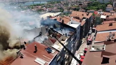  Eyüp Sultan'da 6 katlı binanın çatısında yangın çıktı