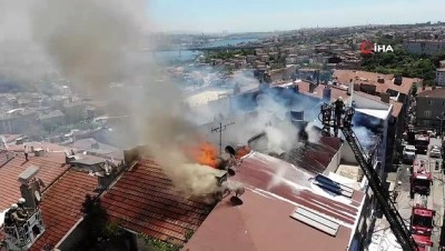  Eyüp’te 4 katlı binanın çatısı alev alev yandı