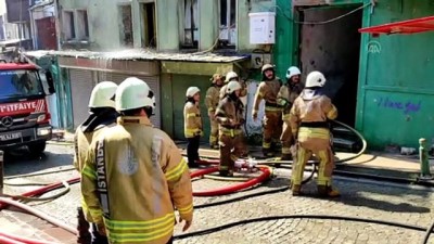 İSTANBUL - Fatih'te metruk binada çıkan yangın söndürüldü (2)