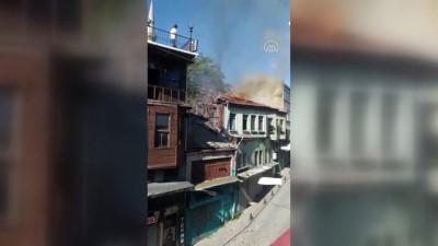 İSTANBUL - Fatih'te metruk binada çıkan yangın söndürüldü