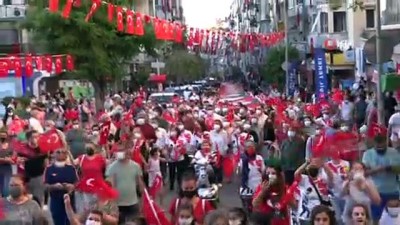  İzmir'de 190 genç 190 metrelik Türk bayrağını taşıdı