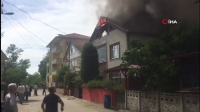  Sakarya’da evin çatısı alev alev yandı