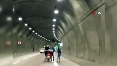 tehlikeli yolculuk -  Üsküdar’da patenci gençlerin motosiklet peşindeki tehlikeli yolculuğu Videosu