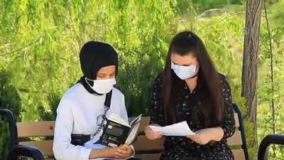 imam hatip ortaokulu - VAN - Okuduğu İngilizce kitabın film afişini çizerek 'Oxford' yarışmasında birinci oldu Videosu