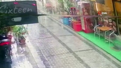 saganak yagis -  Ahşap binanın çökme anı kamerada Videosu