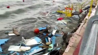 balikci teknesi -  İzmir'de fırtına dehşeti...Dikili'de tekneler battı Videosu