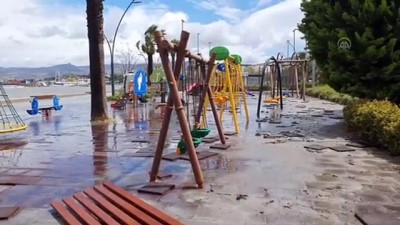 sahil yolu - İZMİR - Dikili'de fırtınanın etkisiyle taşan deniz sahil şeridini su altında bıraktı Videosu