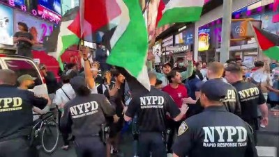 biber gazi - NEW YORK - Times Meydanı'nda Filistin taraftarları ile İsrail yanlısı göstericiler arasında arbede çıktı Videosu