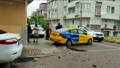 ticari taksi -  Park halindeki otomobil evin bahçesine daldı Videosu