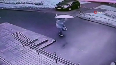 yildirim dustu -  - Rusya'da yıldırımın düştüğü çatıdan saçılan kıvılcımların arasında kaldılar Videosu