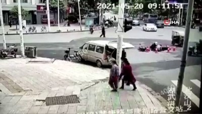 kanalizasyon calismasi -  - Wuhan'da kanalizasyon patladı, yol havaya uçtu: 4 yaralı Videosu