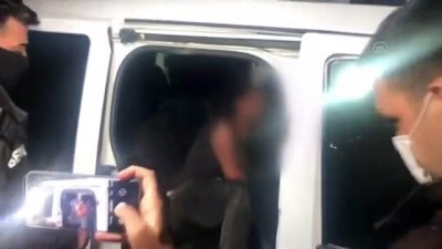 polis araci - ADANA - Bekçilerin 'dur' ihtarına uymayan şüpheli kovalamaca sonucu yakalandı Videosu