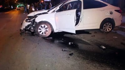 ADANA - Otomobil iki motosikletle park halindeki araca çarptı: 3 yaralı