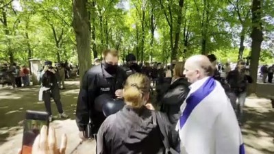 inisiyatif - BERlİN - Almanya'da Kovid-19 tedbirlerini protestoda çok sayıda kişi gözaltına alındı Videosu