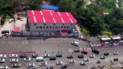 yuksek hiz -  - Çin'de kırmızı ışıkta durmayan araç dehşet saçtı: 4 ölü, 3 yaralı
- Arasına daldığı yayaları havaya savurdu Videosu