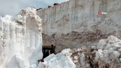  Hakkari'de 8 metre karla mücadele