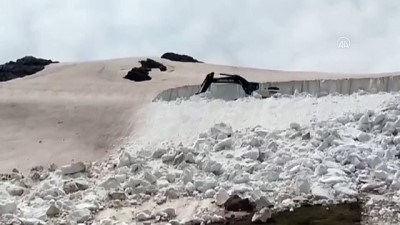 kar kalinligi - Hakkari'nin yüksek kesimlerinde karla mücadele çalışmaları mayısın son günlerinde de sürüyor Videosu