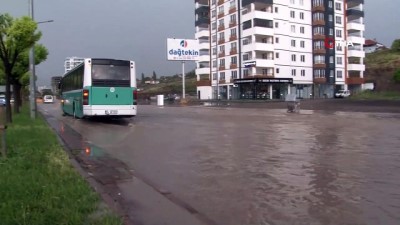  Kayseri’de sağanak yağış etkili oldu, araçlar yolda kaldı
