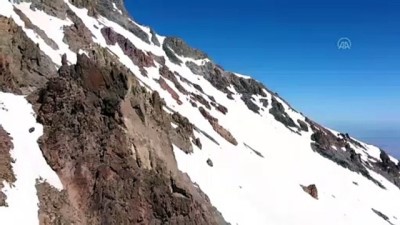 KAYSERİ - Erciyes'in zirvesinde mayıs ayında dağ kayağı keyfi