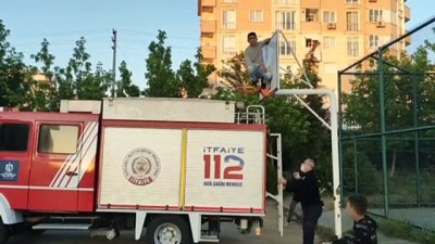 Kocaeli'de tırmandığı basketbol potasından inemeyen çocuğu itfaiye kurtardı