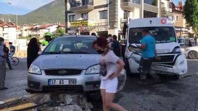 yolcu minibusu -  Otomobil ile minibüs çarpıştı: 7 yaralı Videosu
