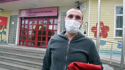 baglama - SİVAS - Okulun bahçesindeki gönderden düşen Türk bayrağını yerden alıp evinin balkonuna astı Videosu