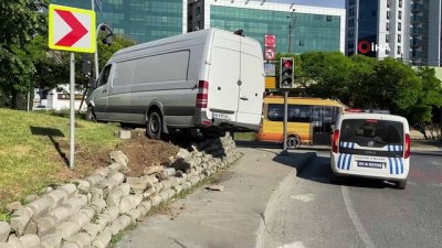 trafik lambasi -  Zeytinburnu’nda akıllara durgunluk veren kaza Videosu