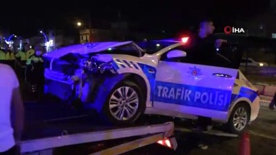 trafik polisi -  Alkollü sürücü trafik denetim noktasına daldı: 1’i polis, 3 yaralı Videosu