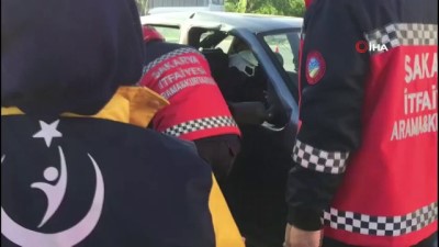 yarali kadin -  D100’de servis minibüsü ile otomobil çarpıştı, otomobilde sıkışan kadını böyle kurtardılar Videosu