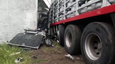 GİRESUN - Boş LPG tüpü taşıyan kamyon oto galeriye çarptı