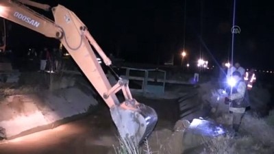 IĞDIR - Etkili olan sel Türkiye-Nahçıvan kara yolunu ulaşıma kapattı, tarım arazilere zarar verdi